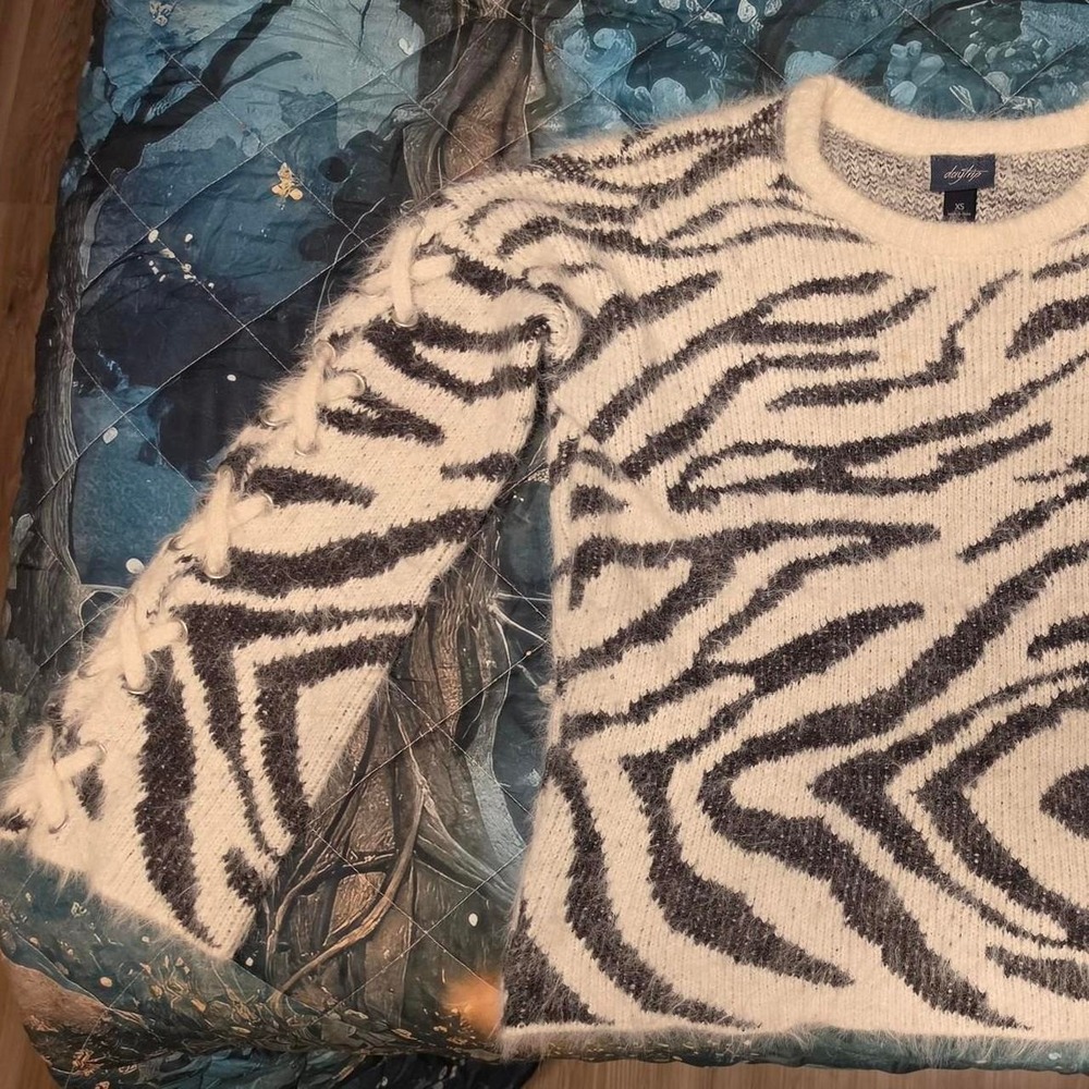 Daytrip Zebra Print Sweater Lace Up Sleeve Detail Beige Black Pullover Large